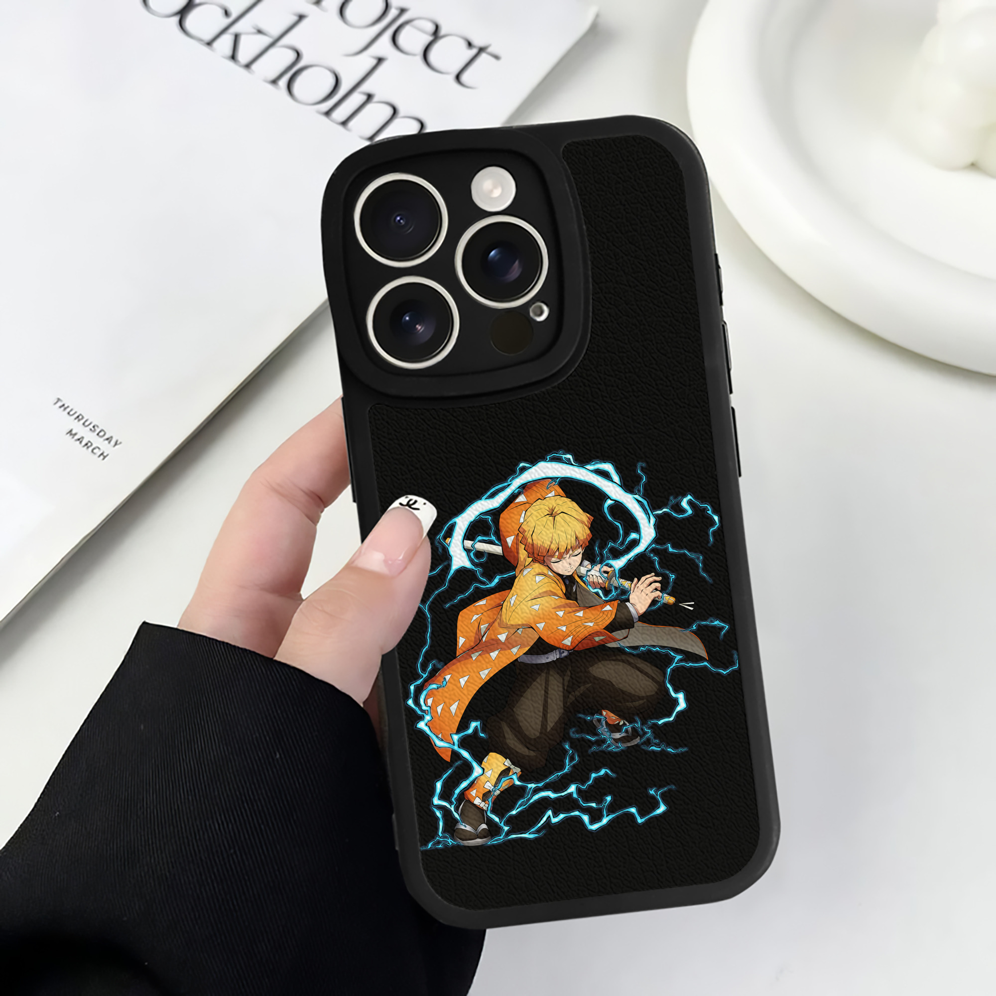 （画像用） 鬼滅の刃（きめつのやいば）我妻 善逸／あがつま ぜんいつ Agatsuma Zenitsu 【iPhone 16シリーズ対応】シリコンスマホケース（レザー調） 材質：シリコン